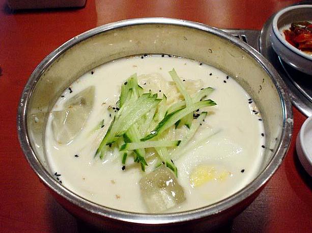 今年初のコングクス（豆乳スープの麺）！今年もまた夏中食べまくります！