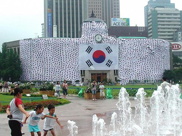 大きい旗１枚、周りに小さな太極旗なんと3600枚！！それはそれはすごい光景でした。今月16日までだそうですよ〜