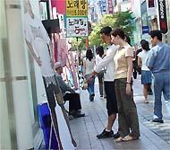 みんなが足を止めては見ていくものは…？ -明洞