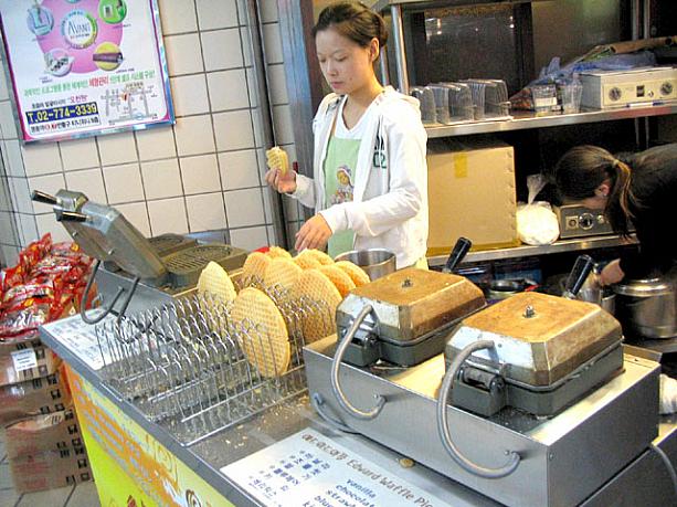 根強い人気のワッフル〜！匂いに誘われてお店に吸い寄せられる人続出！お店の人もついついつまんじゃうみたい＾＾