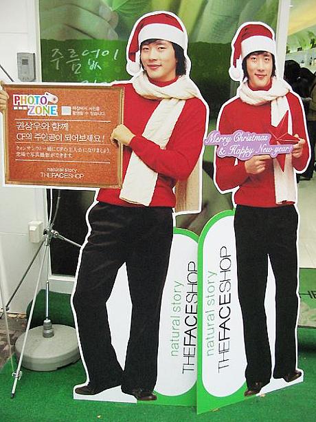 でもこっちのサンタサンウとのショットも捨てがたいかも＾＾明洞通りに来たらチェックしてみてください♪