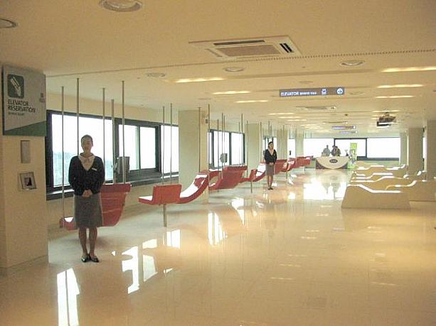 展望台に上がる前のスペースはこんなに広々したきれいな空間に！
