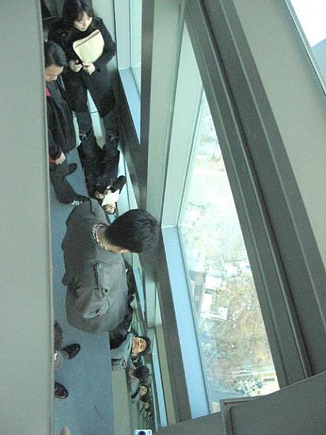 こちらは床と天井の鏡の工夫で下に落ちてしまうような気分を味わえるスペース
