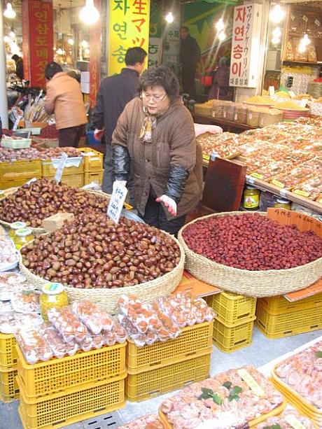 ソルラル（旧正月）の行事に使われるナツメなどは必需品！買い求める人もたくさんです。