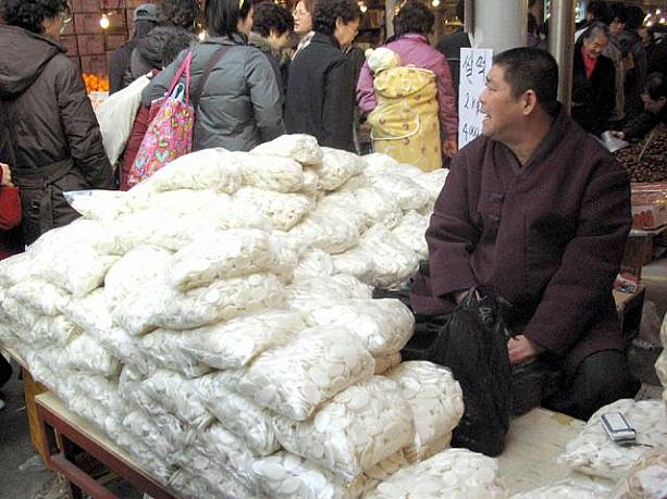 忘れちゃいけない「トックッ（韓国のお雑煮）」に使うお餅は･･･わぁ〜こんなに大胆に売られてる！