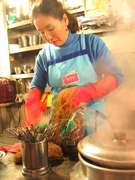 料理中のお店の人も真ん前に！
