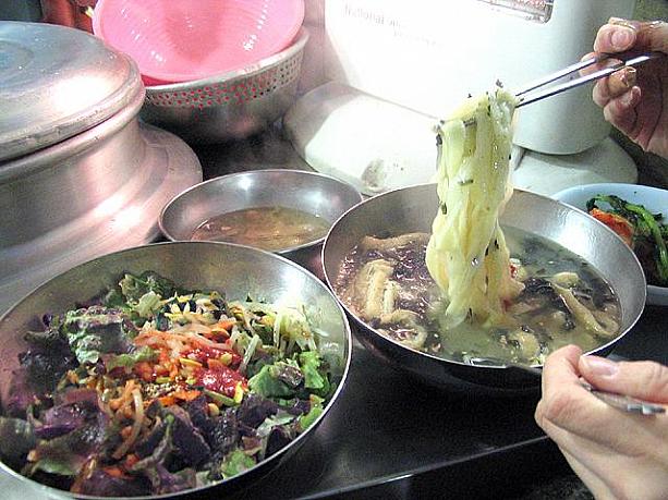 選んだメニューはカルグクス（うどん）と麦飯のビビンバ！市場の活気そのままを楽しめるこんな食事も味があっていいですよ〜＾＾
