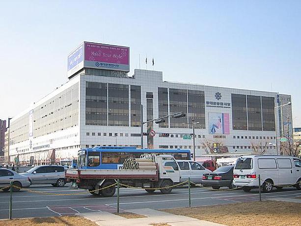 ここは東大門、清渓川のほとりに建つに「東大門総合市場」！布地をはじめ服飾に関する材料が販売されています。