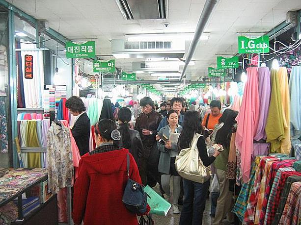 面積は広いのに、中の通路はとっても狭い！韓国のディープな市場の雰囲気が漂います。