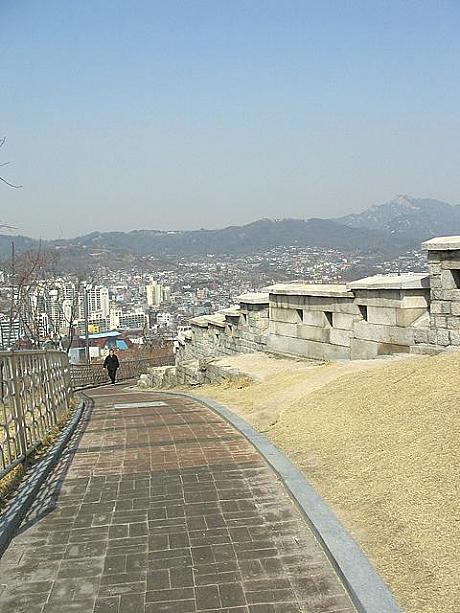 公園内は坂が多くて足腰使うけど、その分景色の良さに報われます＾＾ここの特徴の一つがこの城壁。