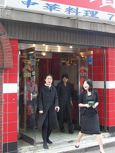 「黒い服を着て食べる」ということになっているこのブラックデー。彼女達もチャジャンミョン食べてきたのかなぁ！？（だって全身黒ずくめ〜！！）