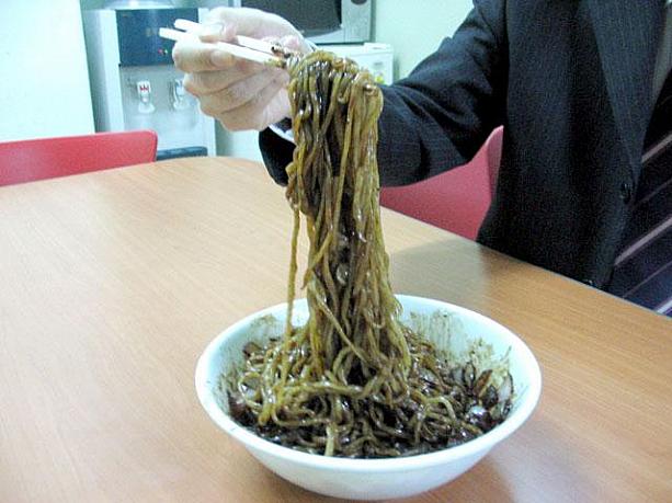 こちらは出前をとってオフィスで食べていたナビスタッフ＾＾みなさんも一口いかが〜！？（⇒ブラックデーについて詳しく知りたい方は<a href=