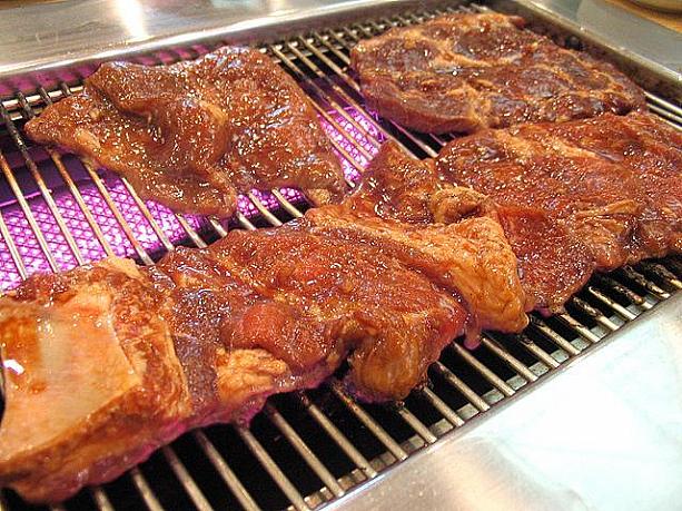 やっぱり焼肉は外せない韓国旅行！牛肉もいいけれど、肉厚でボリュームもあるテジカルビ（豚カルビ）はいかが！？