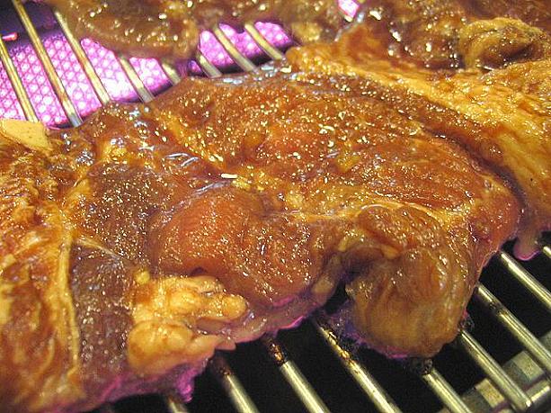 あらかじめ甘めのヤンニョム（タレ）に漬け込まれたお肉。ヤンニョムの味はニンニク味の強さや果物・野菜の味など、お店によって様々！