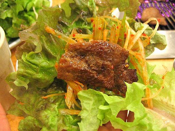 生野菜（好みに合わせてニンニクもプラス！）にヒョイとくるんで食べればさっぱり味〜！子どもも大人も大好きな人気メニューです＾＾