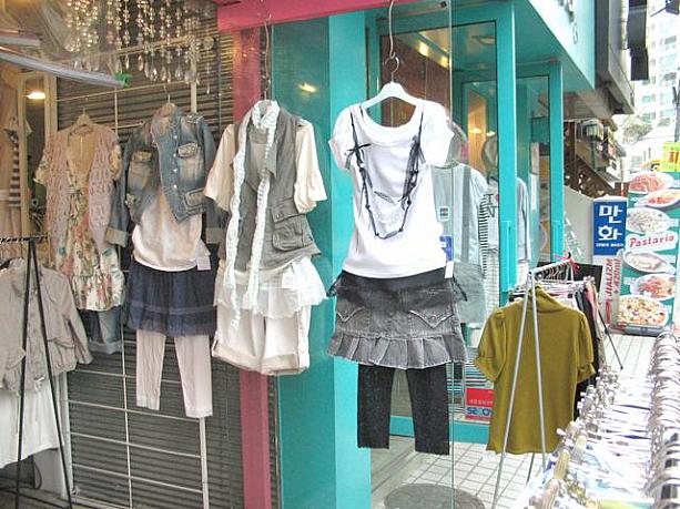 ファッションショップにもこんなふうにディスプレイ。レギンス（スパッツのようなもの）をあわせて履くのも流行みたい！