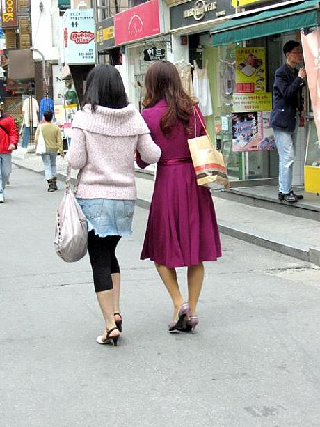 あ、発見発見！超ミニに負担がある人にピッタリですネ。でも、これでも足の細さやラインに自信がないと履きづらいと思っちゃうのはナビだけ！？