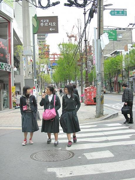 「なんで私たちだけ長めスカートなの！？」と女子高校生たちが言っていたかどうか･･･＾＾；これから夏に向かうソウル。ミニスカ率、さらに上昇の予感！
