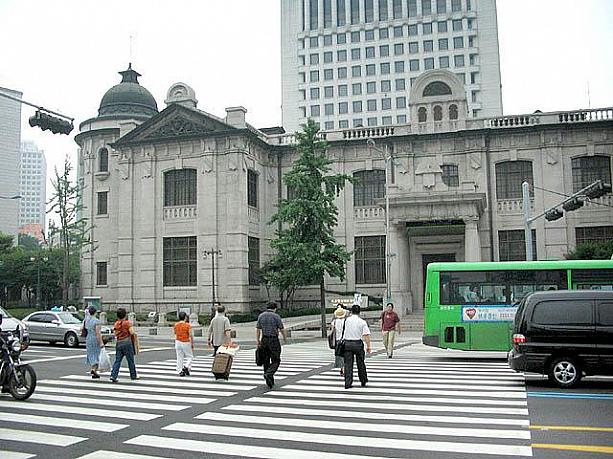 そのすぐそば、韓国銀行の前には新しく横断歩道が登場！地下道からくぐって通るのが面倒くさかったけど、これでだいぶ楽になりました。ソウルにはどんどん横断歩道が増えていますねぇ〜