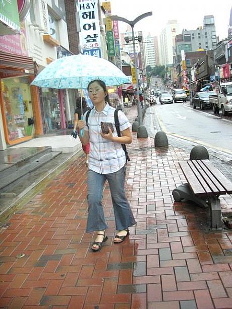 今日も雨のソウル。そんな時みんなの足元に注目してみると…