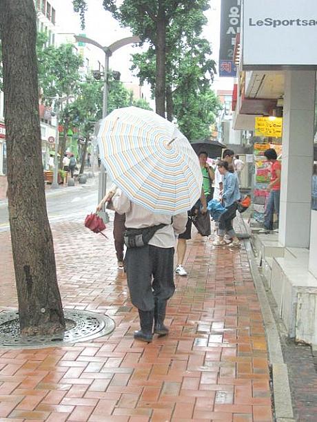 おおっと、おばさま世代は長靴派もいますね〜＾＾