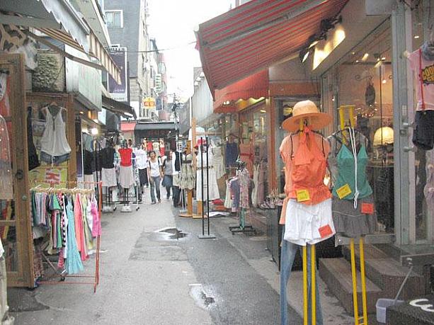 こちらは梨大（イデ）正門横の裏道通り。メインの通りから見えないところだけど、この細い道にファッションショップがずらりと並んでいます