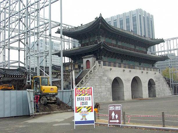 ここは景福宮にある光化門。観光スポットであるこの光化門＆周辺は、撤去＆修復・復元のため工事に突入したんです。（この写真は裏に回ったところ。）