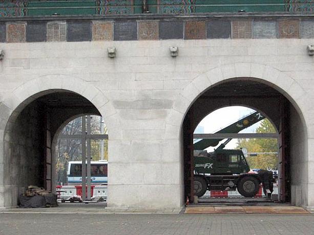 以前は勇ましい守門将が見られた場所にも、現在はクレーンや工事の車が・・・。