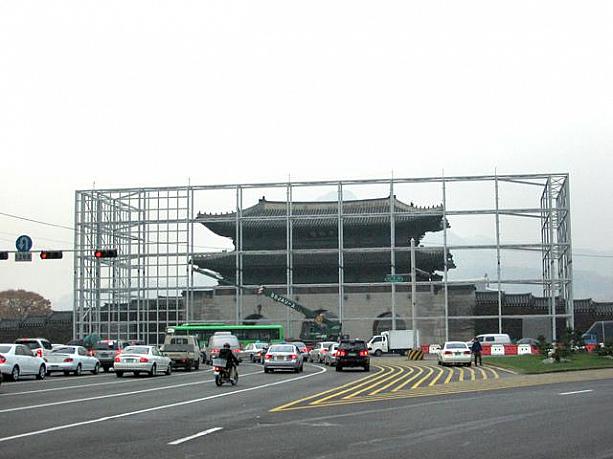 完全に撤去されるのは来年３月と言われているのですが、いつまでこの姿を見られるのかな？見学に来られるかた、いつもと違う光化門にびっくりしないでくださいね＾＾