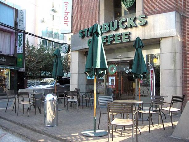冬はもう目の前といったこの時期。コーヒーショップの外にある席は、やっぱり閑散としちゃいます･･･
