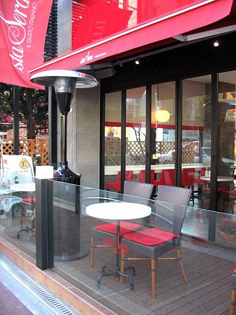 こちらのお店はストーブが出ていますね。ストーブを用意しているお店、寒くなってきた最近は一気に増えましたよ〜