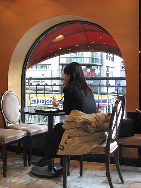 でもナビはやっぱり暖かい店内でゆっくりしたいな〜。こちらの女性は上着を脱いでのおやつタイム♪ポカポカ店内と冷たいデザートの組み合わせ、う〜ん幸せな瞬間＾＾