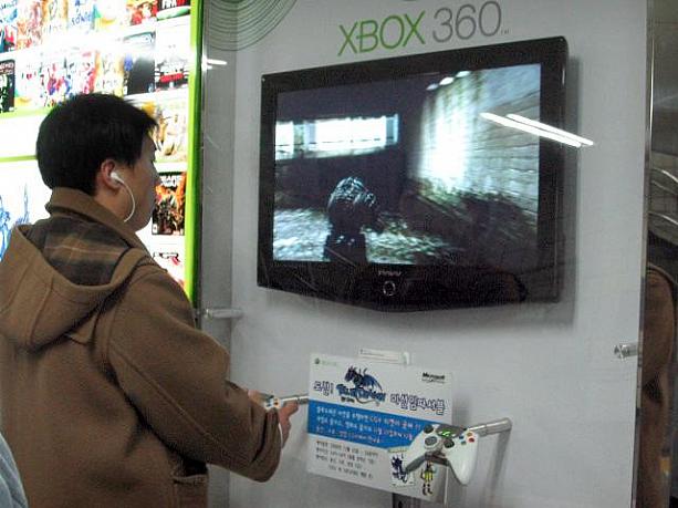 地下鉄駅にあったゲームの広告でした〜。実際にピコピコ動かせるようになっているのでついつい真剣になっている人も！