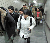 朝、地下鉄の階段を上る足取りが重い！？今日からまた日常生活へ！ -新村