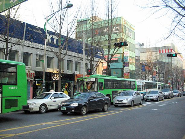 車の少なかった連休中とは違い、道路は普段と同じ姿へ