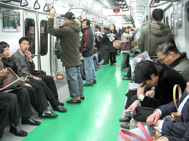 休みをのばしている人もいるせいか、地下鉄の中はいつもより少し空いていました〜。みなさんなんだかお疲れ気味？空気がどよ〜んとしているような･･･＾＾；