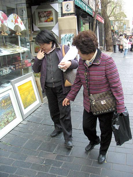 環境保護のため、袋が有料なところが多い韓国。買い物をしていると荷物がジャマなこともしばしば。ビニール袋を買ったところであまり丈夫じゃなかったり持ちづらかったりもするんです。そんなときは・・・