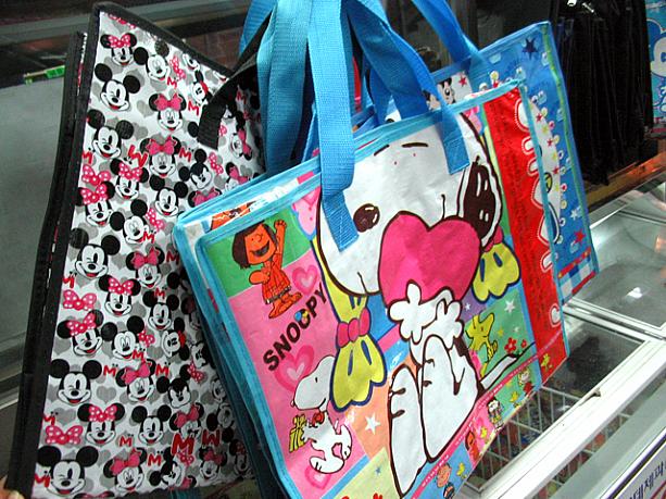 ２〜３０００ウォンほどのこのカバン、薄いけどなかなか丈夫！持ち手の部分も平たくて幅があるのであまり手が痛くないのもポイント！大きいサイズもあれば･･･