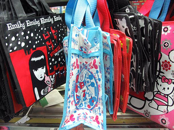 小さいものだってこんな感じでマチありです！大きいサイズならたくさん買ってもどんどん詰められるし、帰国後も使えて便利ですよ〜＾＾みなさんも街で見つけた際はお一ついかが！？