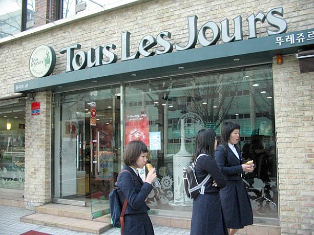 こちらのパン屋でも買い食い〜！友達と食べるとおいしいよね♪