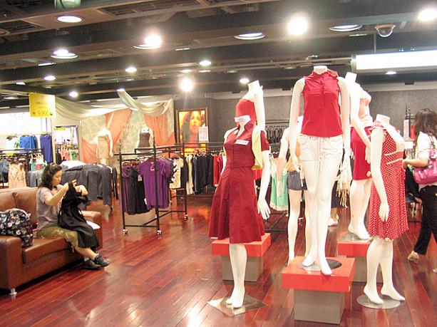 今日の時点で地下１階から３階までは普通に営業していましたが、