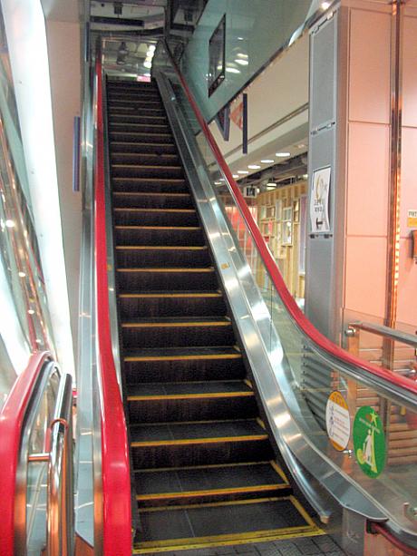 ４階に上がろうとしたら、おぉっとエスカレーターが動いてないっ。現在４〜７階までは休業中。