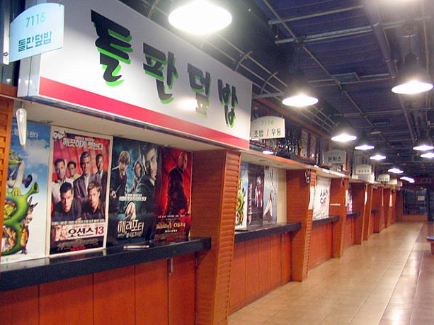 ７階にあったフードコートもがら〜んとしています。８階にあるＣＧＶ（映画館）への通り道だからか、お店のあったところに映画のポスターが貼られてありますね＾＾；