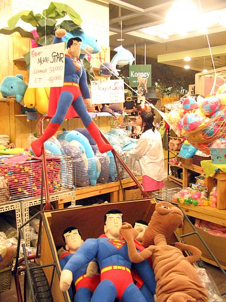 ぬいぐるみがたくさんのファンシーワールド「Kosney」（１階）も今度移転するというウワサもあり。今後の動き、ナビでもわかりしだいお届けしていきますね〜＾＾