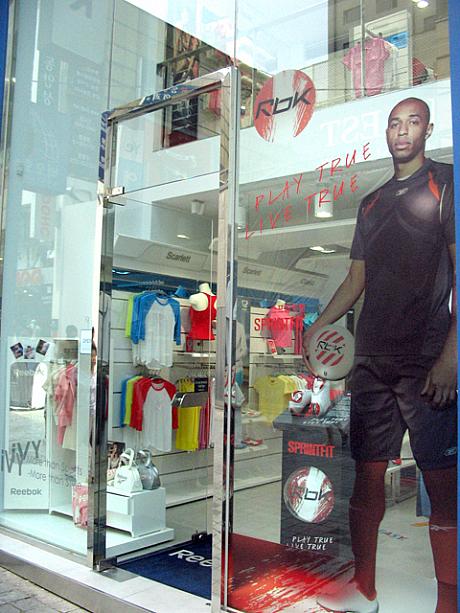 スポーツショップがたくさんある明洞の中央通り。どこも個性を出そうと必死！「Reebok」では大きなアンリ（サッカー選手）が入口にドーンと構えてます。