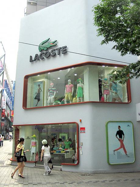 「LACOSTE」はお店全体が展示ケースみたいでカワイイ〜！道ゆく人もこんな感じでついつい中を覗いちゃいます＾＾