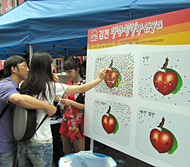 シールを貼って感想や意見を表すこういうボード、韓国ではよく見かけます！ -明洞 