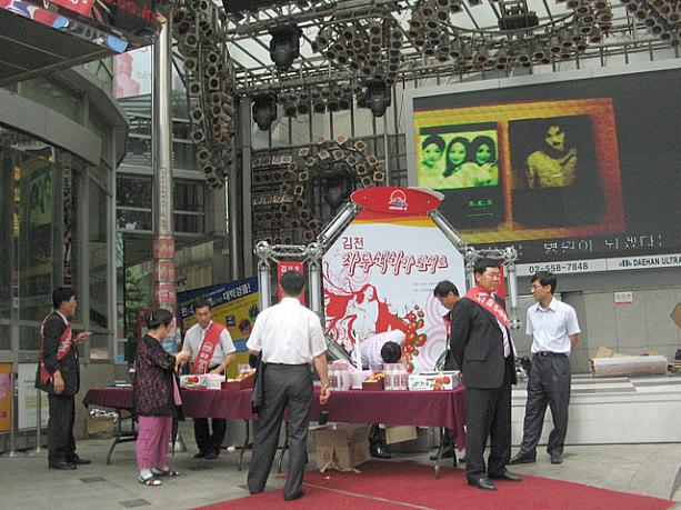 ミリオレ舞台前を通るとこんな風景が。ん、タスキがけが見られるし･･･選挙？（んなわけないか＾＾；）