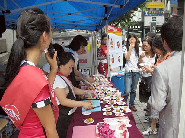 実はこれ、ジャドゥ（日本で言うスモモ）の販促キャンペーン。街の真ん中でこうして試食ができるイベントだったんですね〜