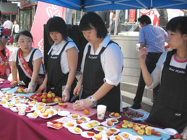 バイトさんたちかな？女の子たちもちょっと慣れない手つきながらも一生懸命仕事に精を出していま〜す